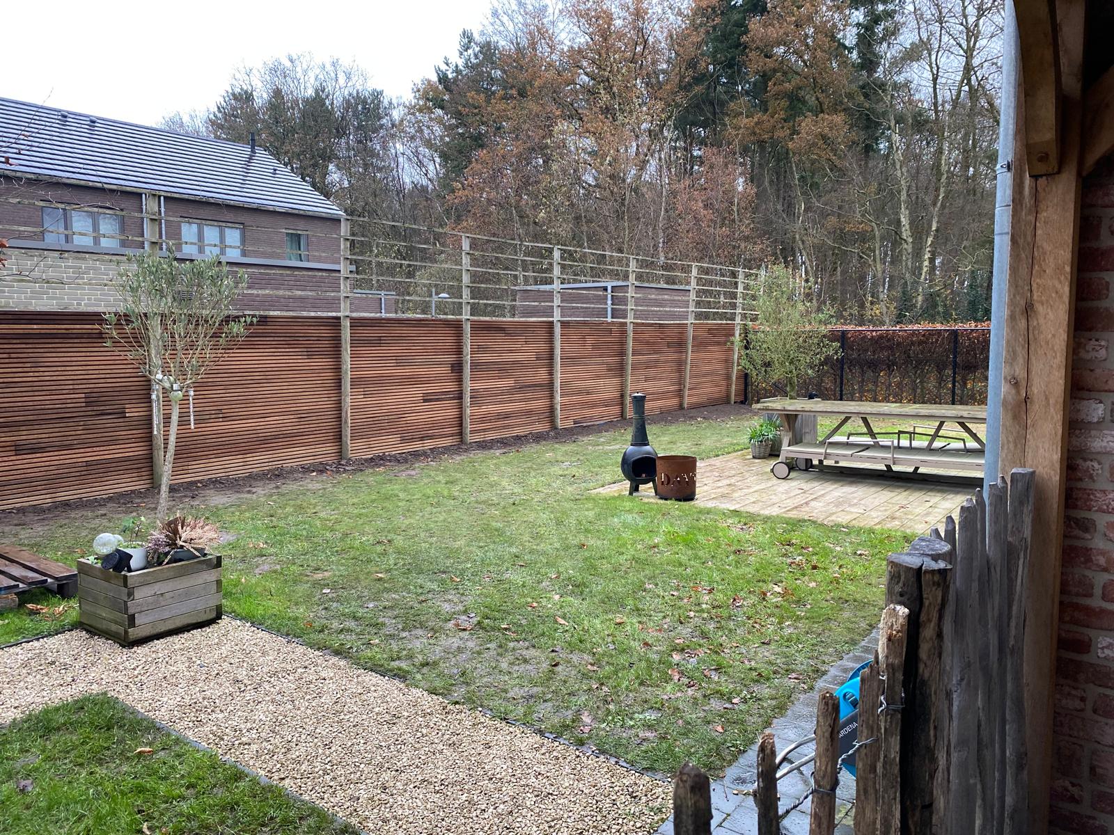 Tuinafsluiting in hardhouten latten