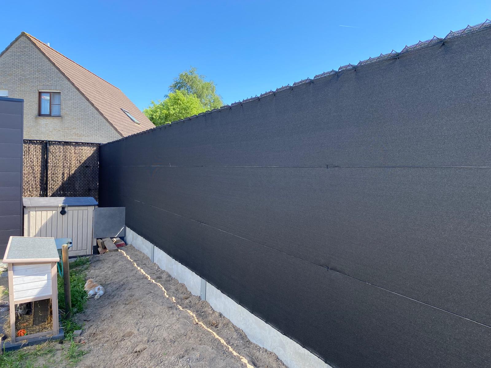 Zwart winddoek op betonplaten