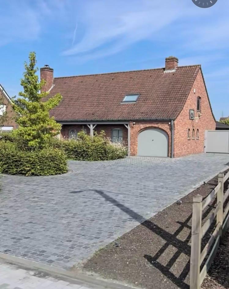 Oprit in kasseien voor een bakstenen woning