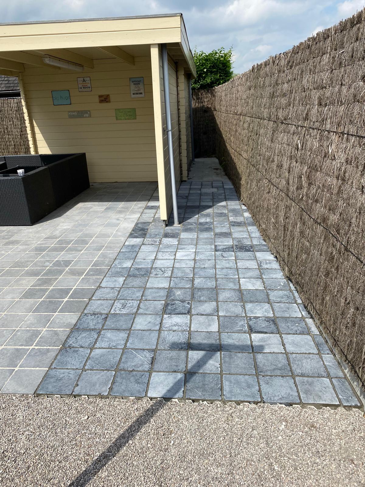 Buitenaanleg rond de woning