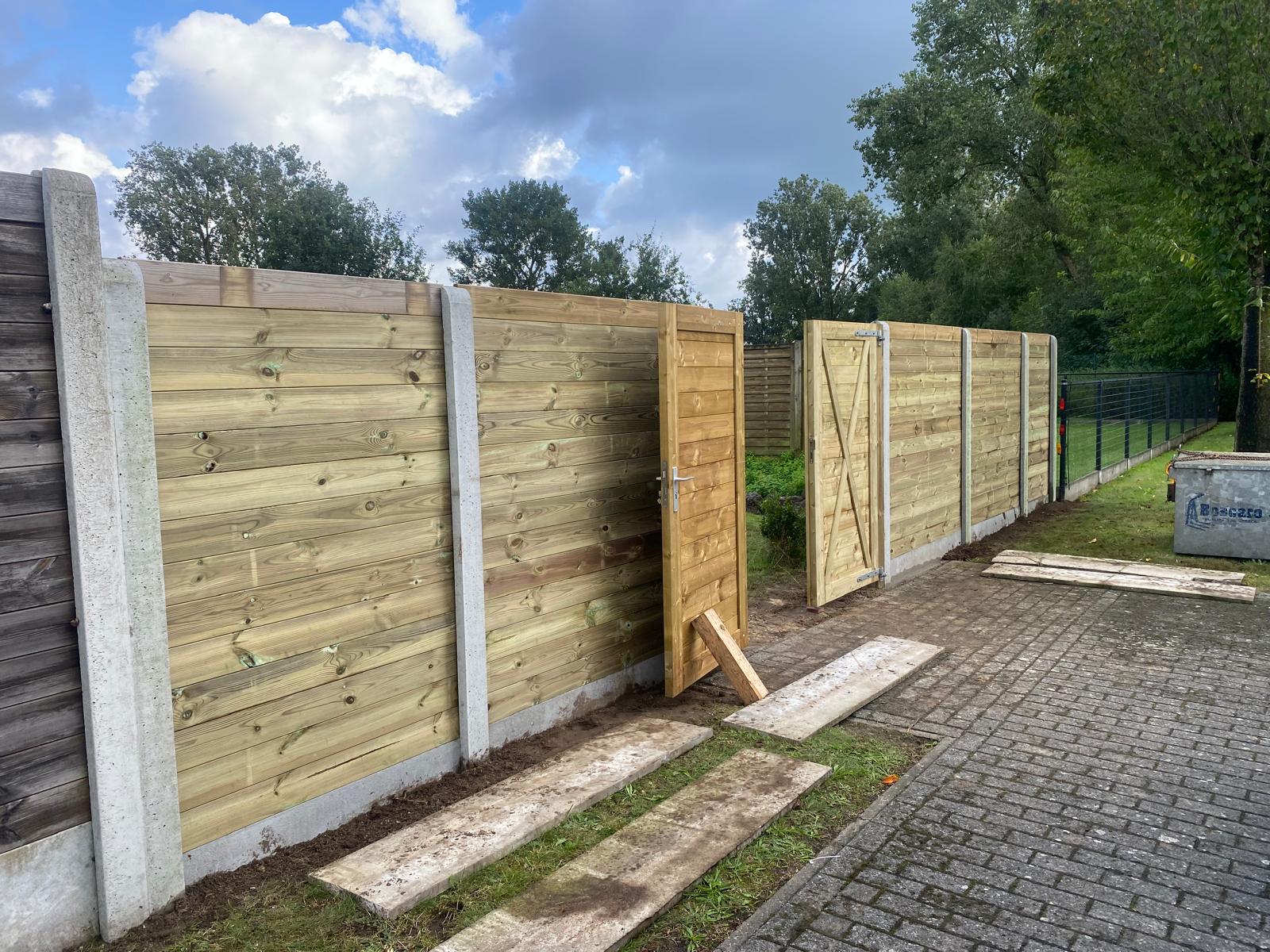 Houten panelen met poortje