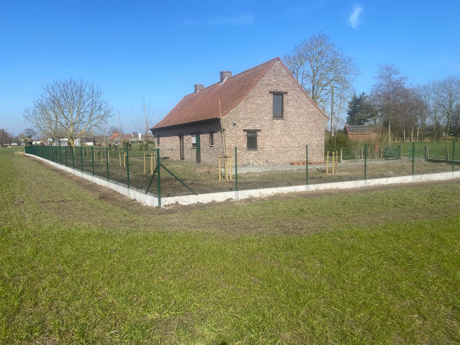 Groene draadafsluiting rond perceel