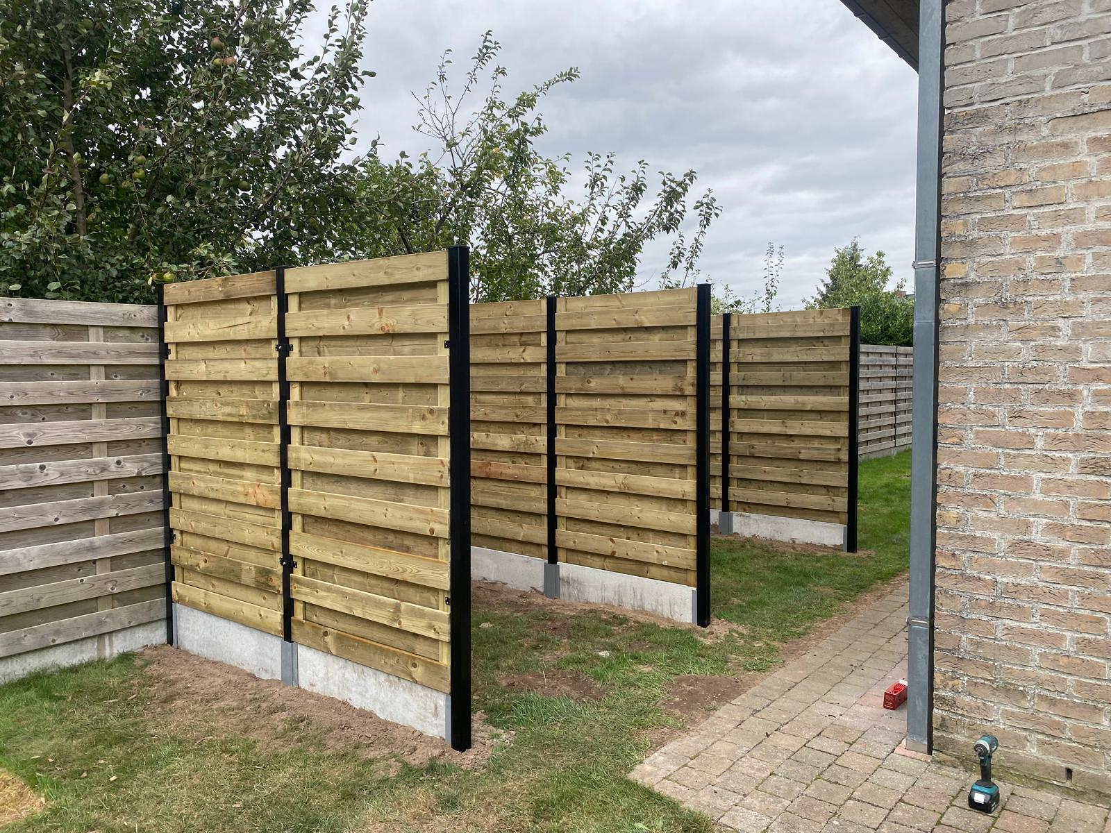 Houten panelen met zwarte palen