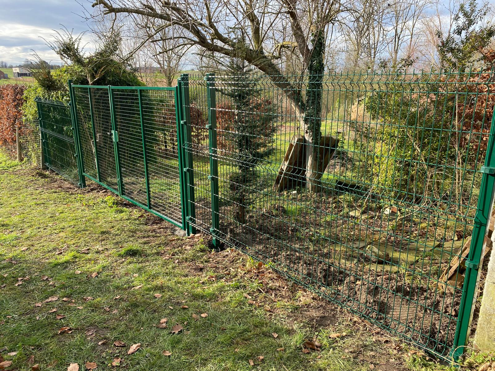 Groene poort met draadpanelen